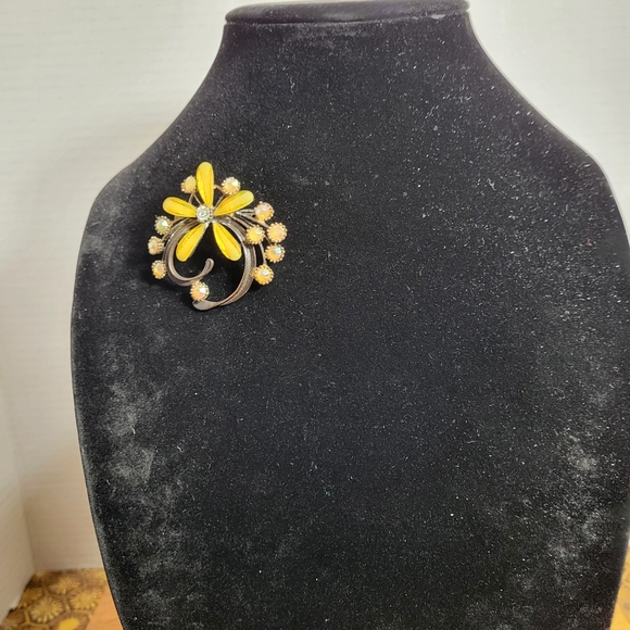 Vintage Lemon Yellow Glass and Aurora Borealis Stone Floral Brooch - Picture 10 of 16